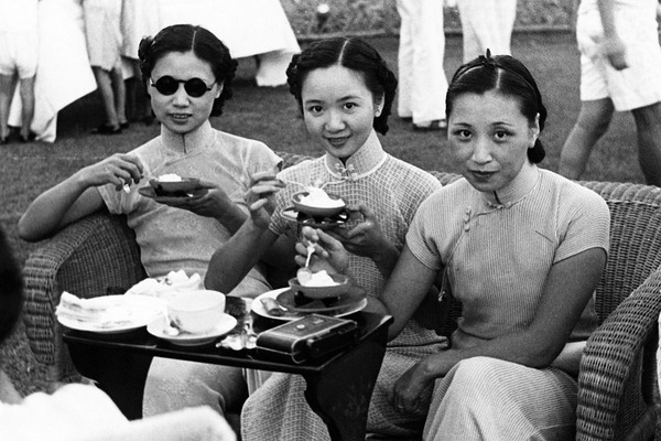 PFH1187079 China: Three fashionable young women at a Shanghai International Settlement tennis match, c. 1935; (add.info.: International attention to Shanghai grew in the 19th century due to its economic and trade potential at the Yangtze River. During the First Opium War (1839-1842), British forces temporarily held the city. The war ended with the 1842 Treaty of Nanjing, opening Shanghai and other ports to international trade. In 1863, the British settlement, located to the south of Suzhou creek (Huangpu district), and the American settlement, to the north of Suzhou creek (Hongkou district), joined in order to form the International Settlement.); Pictures from History;  out of copyright